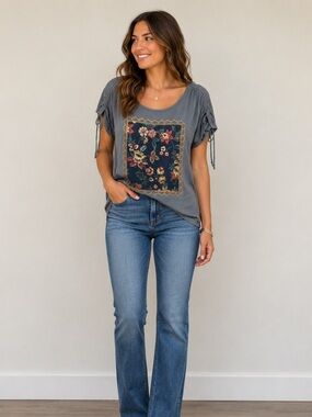 Chic Floral print t-shirt in Charcoal